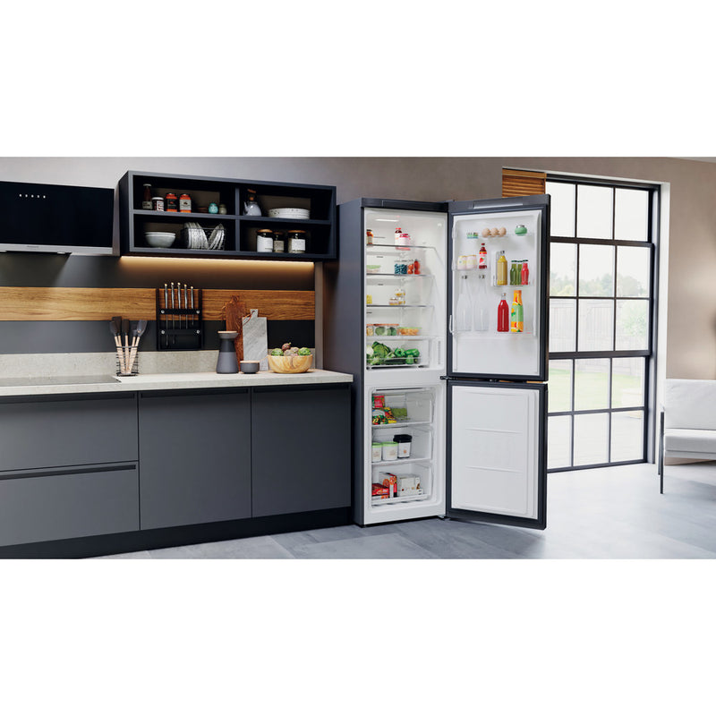 Hotpoint H5X82OSK Freestanding Frost Free Fridge Freezer Black