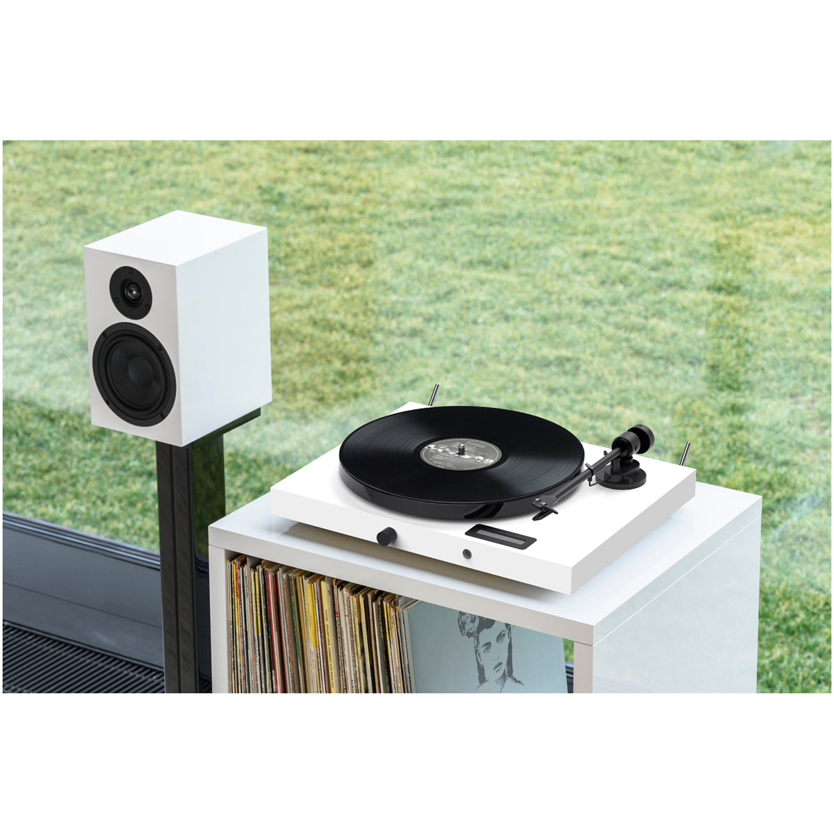 Pro-Ject Juke Box E1 Turntable Set with Speaker Box 5 Speakers White